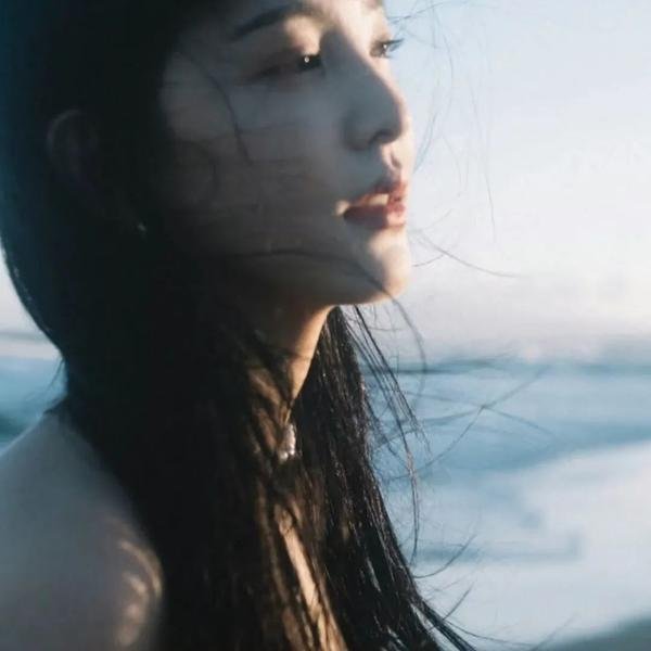 下午一点的她海报